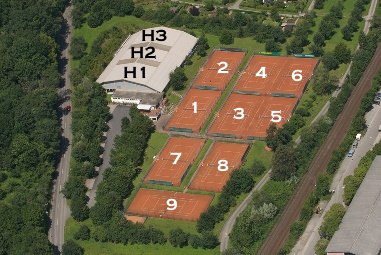 Luftbild der Clubanlage mit nummerierten Plätzen