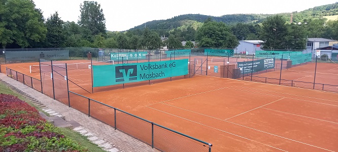 Blick über die Sandplätze der Clubanlage